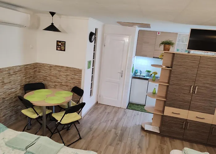 Patricia With Garden Apartment